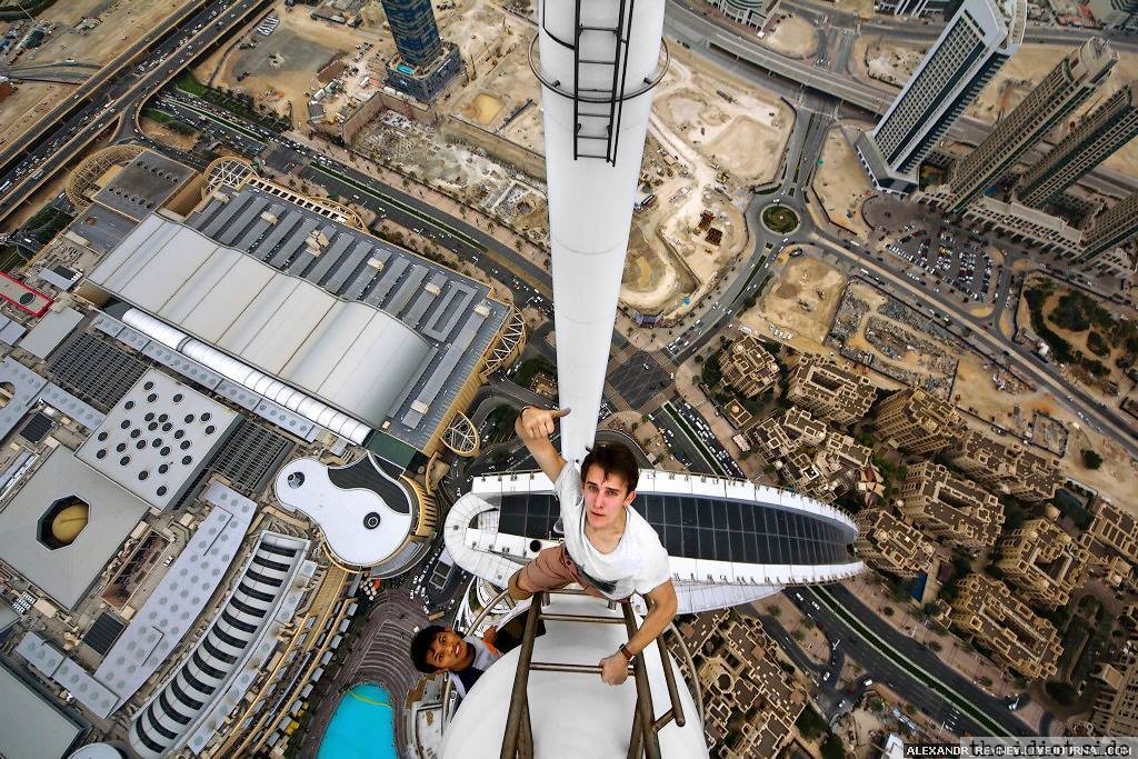 Just Some Crazy Russians Hanging From Skyscrapers (18 Photos)
